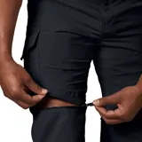Pantalón de senderismo convertible en short, color negro, con cinturón marrón y múltiples bolsillos.