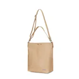 Bolso tote de hombro color beige claro, con acabado de cuero sintético liso. Presenta dos asas de mano y una correa ajustable larga para llevar cruzado. Tiene un pequeño logo grabado en la parte inferior frontal.