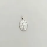 Dije de plata 925 con forma ovalada y la imagen de la Virgen Milagrosa.