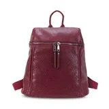 Mochila roja de símil cuero con apertura frontal y cierre metálico, detalle de grabado láser y costuras al frente, bolsillos internos, correas de galón regulables y asa de mano.