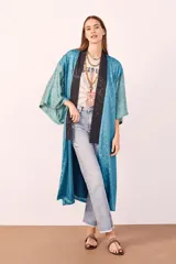 Kimono largo color celeste con estampado de textura y ribete negro.