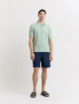 Short de baño azul marino con cintura elástica y cordón ajustable.