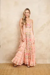 Vestido largo color salmón de algodón con breteles finos regulables, bordado con flores y volados.