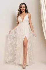 Vestido largo de fiesta color champagne, con escote en V profundo, breteles finos y falda con abertura lateral. El vestido está confeccionado en tul bordado con flores y lentejuelas.