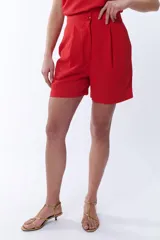Bermuda roja con pretina alta y pinzas delanteras.
