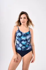 Tankini de tirantes finos, con copas y corte interior, confeccionado en lycra con filtro UV 50.