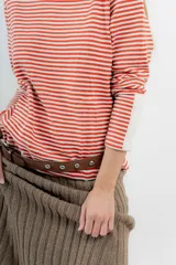 Remera de tejido de punto a rayas horizontales color naranja y blanco, de corte recto, cuello redondo y mangas largas.