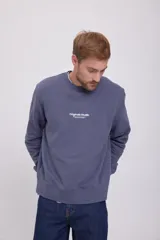 Buzo azul marino de manga larga y cuello redondo, con estampado frontal que dice "Originals Studio brought to you by Jack&Jones designed in Copenhagen".