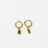 Par de aros dorados tipo argolla con dije rectangular colgante con incrustación de esmeralda.
