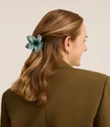 Pinza para el pelo color verde azulado con forma de flor de jazmín. Accesorio femenino para el cabello.