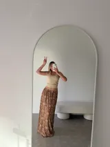 Pollera larga de algodón y viscosa, con estampado animal print en tonos marrones y beige, y cintura elástica.