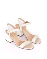 Sandalia de cuero color offwhite, con plantilla de cuero y taco de 7 cm.