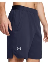 Short deportivo Under Armour Woven 8in, color azul con logo en la pierna izquierda y cintura elástica con cordón ajustable. Confeccionado con tejido ligero y transpirable de secado rápido.
