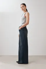 Pantalón de jean de corte wide leg color azul oscuro.