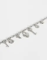 Collar corto de cadena plateada con dijes colgantes de corazones, llaves y moños.
