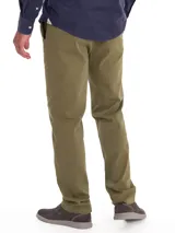 Pantalón de vestir negro, de corte recto, con bolsillos laterales y traseros. Se ajusta a la cintura con cinturón de cuero marrón.