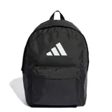 Mochila Adidas negra con logo blanco grande en el frente, bolsillo frontal con cierre, dos bolsillos laterales sin cierre, asa de mano y correas acolchadas ajustables.