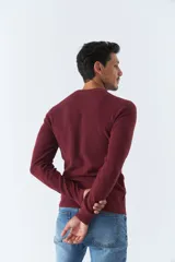Sweater de punto color verde militar con cuello redondo y logo bordado en el pecho.