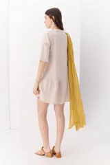 Vestido blanco de lino con cuello mao, manga corta y corte evasé.