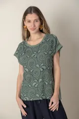 Remera verde con estampado de hojas en azul marino, de lino en el frente y algodón en la espalda.