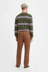 Pantalón chino color marrón con cintura elástica y corte relajado en cadera y muslos.