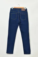 Pantalón de jean azul oscuro, de corte recto, con bolsillos delanteros y traseros.