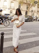 Pollera larga color blanco con encaje floral, de corte recto y tajo trasero.