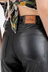 Pantalón de cuero ovino color negro, de corte recto y tiro alto.