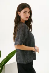 Blusa color crudo de lino con cuello redondo y mangas cortas.