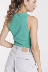 Remera negra sin mangas con cuello alto.