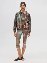 Campera rompevientos estilo biker con capucha desmontable, color celeste con estampado de nubes blancas y detalles en blanco.