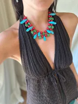 Collar doble con cadena de acero quirúrgico, mostacillas rojas, cuentas de cristal checo verdes y piedras reconstituidas turquesas en forma de gota y hoja.