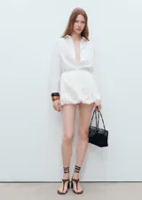 Minifalda blanca de algodón con cintura elástica, corte globo y bordados florales.