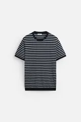 Camiseta de hombre regular fit, de punto tejido en hilatura con mezcla de viscosa. Diseño a rayas horizontales blancas y azul marino. Cuello redondo y manga corta con acabados en rib.
