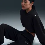 Pantalón largo de mujer Nike Sportswear Phnx Fleece Hr Wide, color negro con logo blanco bordado en la pierna izquierda.