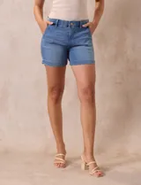 Short de jean azul elastizado, marca One Five One. Pretina con pasadores, botón y cierre. Delantera con bolsillos inclinados. Trasera con bolsillos simulados.
