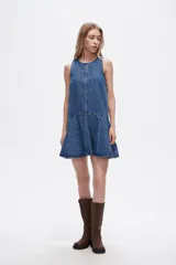 Vestido corto de denim azul, sin mangas, con cuello redondo y falda con volados.