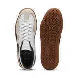 Zapatillas de cuero en color blanco con detalles en negro, diseño bajo y suela de goma.