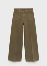 Pantalón de jean color verde oliva, de corte wide leg, tiro alto y largo al tobillo. Tiene bolsillos de parche delanteros y traseros, trabillas para cinturón y cierre frontal con cremallera y botón.