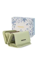 Billetera mediana color rosado, con tapa y cierre a presión. Presenta múltiples compartimentos interiores para tarjetas y billetes, y un bolsillo exterior con cierre en la parte posterior.