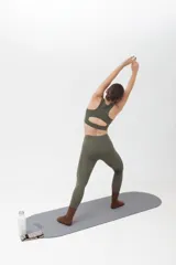 Calza deportiva larga color verde militar, de tiro alto y largo hasta el tobillo.