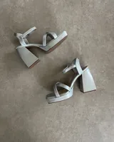 Sandalias negras de plataforma con tiras finas y hebilla al tobillo.