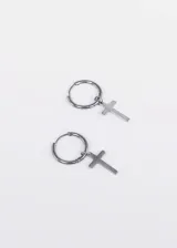 Par de aros dorados tipo argolla con dije de cruz colgante.