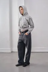 Buzo gris con capucha y mangas abullonadas.