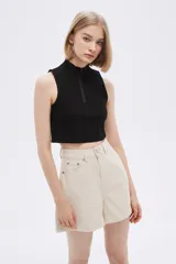 Top rojo de algodón con cuello alto, cierre frontal con cremallera y diseño sin mangas.