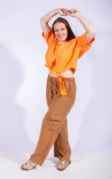 Pantalón cargo naranja de lino, con cintura elástica ajustable con cordón y bolsillos laterales con solapa.