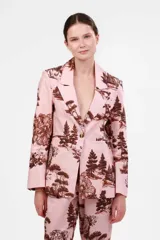 Blazer rosa con estampado de paisaje en tonos marrones, de corte clásico con solapas y cierre de un botón.