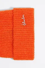 Gorro de lana tejido color naranja con dobladillo y logo de la marca bordado en el frente.