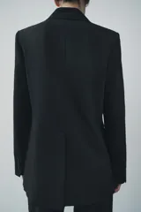 Blazer recta negra de Zara Woman Collection, con cuello solapa, manga larga con abertura y botones, bolsillos de plastrón en delantero, forro interior a tono y cierre frontal con botones.