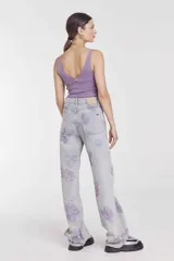 Blusa tejida negra con escote en V y breteles finos.